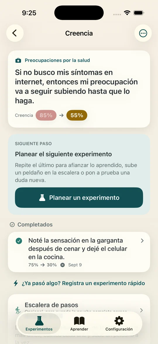 La página de una creencia con la calificación de antes y la de ahora, una tarjeta de Siguiente paso y los experimentos completados